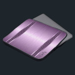 Housse Pour Ordinateur Portable Tons Violets Refroidi Aluminium Look<br><div class="desc">Motif en aluminium brossé,  design mauve et métallique. Des bandes de motif géométrique noir.</div>