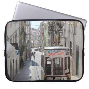 HOUSSE POUR ORDINATEUR PORTABLE TRAMWAY GRIS SUR LE CHEMIN DE FER LE LONG DU BÂTI