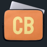 Housse Pour Ordinateur Portable Trend Color Fresh Tangerine Portable Sleeve<br><div class="desc">Voici la couleur printanière tendance : Tangerine fraîche. Manche portable moderne et élégant avec monogramme personnalisable dans une police minimaliste jaune clair. Son design simple et épuré dans une couleur solide offre un charme intemporel et classique. Découvrez nos couleurs printanières tendance pour plus de produits dans la même couleur ou...</div>