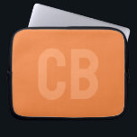 Housse Pour Ordinateur Portable Trend Color Fresh Tangerine Portable Sleeve<br><div class="desc">Voici la couleur printanière tendance : Tangerine fraîche. Manche portable moderne et élégant avec monogramme personnalisable dans une police minimaliste orange clair. Son design simple et épuré dans une couleur solide offre un charme intemporel et classique. Découvrez nos couleurs printanières tendance pour plus de produits dans la même couleur ou...</div>