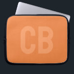 Housse Pour Ordinateur Portable Trend Color Fresh Tangerine Portable Sleeve<br><div class="desc">Voici la couleur printanière tendance : Tangerine fraîche. Manche portable moderne et élégant avec monogramme personnalisable dans une police minimaliste orange clair. Son design simple et épuré dans une couleur solide offre un charme intemporel et classique. Découvrez nos couleurs printanières tendance pour plus de produits dans la même couleur ou...</div>