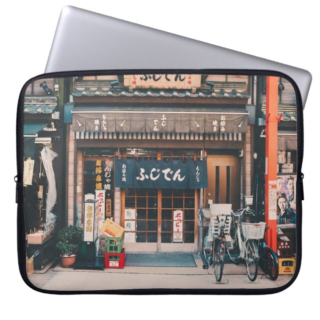 HOUSSE POUR ORDINATEUR PORTABLE TROIS BICYCLETTES PARKÉES DEVANT L'ÉDIFICE (Devant)