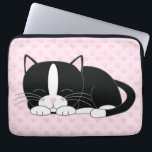 Housse Pour Ordinateur Portable Tuxedo Sleepy Chat {rose}<br><div class="desc">Manche d'ordinateur personnalisée avec une adorable illustration d'un chaton bicolor mignon faisant une sieste sur un coeur et empreinte de patte arrière - plan motif.</div>