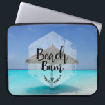 Housse Pour Ordinateur Portable Typographie de cloche de plage - Parapluie sur la<br><div class="desc">Poignée d'ordinateur portable avec une image tropicale d'une mer turquoise et d'une plage de sable blanc isolée,  un seul parasol de plage de chaume se tient seul. La typographie dit Beach Bum.</div>