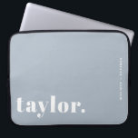 Housse Pour Ordinateur Portable Typographie rétro Dusty Blue Personnalisé<br><div class="desc">Faites ressortir votre ordinateur portable avec ce coque portable personnalisé doté d'une typographie rétro audacieuse. Personnalisez-le avec votre nom et une courte phrase pour créer un design qui est entièrement à vous. Choisissez parmi une gamme de couleurs pour convenir à votre style ou à votre espace de travail. Idéal pour...</div>