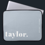 Housse Pour Ordinateur Portable Typographie rétro Dusty Blue Personnalisé<br><div class="desc">Faites ressortir votre ordinateur portable avec ce coque portable personnalisé doté d'une typographie rétro audacieuse. Personnalisez-le avec votre nom et une courte phrase pour créer un design qui est entièrement à vous. Choisissez parmi une gamme de couleurs pour convenir à votre style ou à votre espace de travail. Idéal pour...</div>