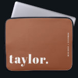 Housse Pour Ordinateur Portable Typographie rétro Terracotta Personnalisé<br><div class="desc">Faites ressortir votre ordinateur portable avec ce coque portable personnalisé doté d'une typographie rétro audacieuse. Personnalisez-le avec votre nom et une courte phrase pour créer un design qui est entièrement à vous. Choisissez parmi une gamme de couleurs pour convenir à votre style ou à votre espace de travail. Idéal pour...</div>