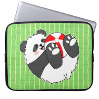 Un bébé panda mignon jouant avec un ballon