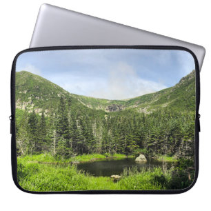 Housse Pour Ordinateur Portable Un petit étang dans la vallée des montagnes