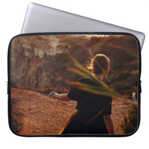 Housse Pour Ordinateur Portable Une femme marchant sur la pierre