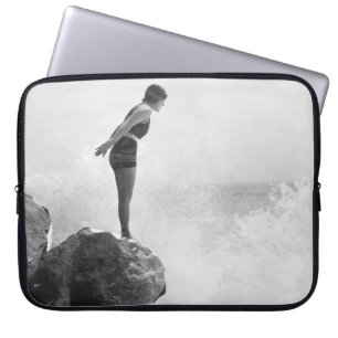Housse Pour Ordinateur Portable Une nageuse sur la roche au-dessus du surfvintage