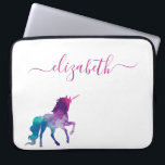 Housse Pour Ordinateur Portable Unicorne violet rose blanc monogramme script<br><div class="desc">Une licorne d'imaginaire turquoise, violette et un peu rose pour une fille ado. Fond blanc. Personnalisez et ajoutez votre nom. Le nom est écrit avec un grand script de style moderne écrit à la main. Lettres violettes. Pour que les swashes ne suppriment que le nom de l'échantillon, laissez les espaces...</div>