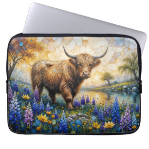 Housse Pour Ordinateur Portable Vache des Highlands dans un paysage de vallée fleu