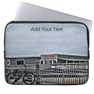 Housse Pour Ordinateur Portable Vélo sur la promenade de bord par Shirley Taylor