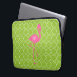 Housse Pour Ordinateur Portable Vert de chaux rose de Flamant rose de monogramme<br><div class="desc">Un cadeau comportant une illustration d'une silhouette rose de flamant au-dessus d'un arrière - plan de quatrefoil de vert de chaux.  Personnalisez avec votre nom à l'intérieur de cercle sur le corps du flamant.</div>