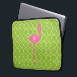 Housse Pour Ordinateur Portable Vert de chaux rose de Flamant rose de monogramme<br><div class="desc">Un cadeau comportant une illustration d'une silhouette rose de flamant au-dessus d'un arrière - plan de quatrefoil de vert de chaux.  Personnalisez avec votre nom à l'intérieur de cercle sur le corps du flamant.</div>