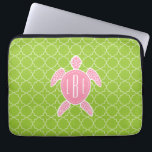 Housse Pour Ordinateur Portable Vert rose décoré d'un monogramme Quatrefoil de<br><div class="desc">Un cadeau comportant une illustration d'une tortue de mer rose.  Personnalisez avec votre monogramme sur la coquille de la tortue.  L'arrière - plan est motif de quatrefoil de vert de chaux.</div>