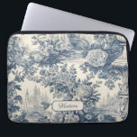 Housse Pour Ordinateur Portable Vintage chic floral Bleu toile de jouy monogramme<br><div class="desc">Elégant vintage Blue toile de jouy monogramme poche portable. Belle toile de jouy sans couture motif Bleu sur arrière - plan blanc.Les gravures de toile sont un régal en ce moment, il s'agit d'une toile de jouy vintage élégante et ornée avec motif damassé exotique, un style amusant qui est actuellement...</div>