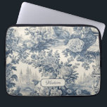 Housse Pour Ordinateur Portable Vintage chic floral Bleu toile de jouy monogramme<br><div class="desc">Elégant vintage Blue toile de jouy monogramme poche portable. Belle toile de jouy sans couture motif Bleu sur arrière - plan blanc.Les gravures de toile sont un régal en ce moment, il s'agit d'une toile de jouy vintage élégante et ornée avec motif damassé exotique, un style amusant qui est actuellement...</div>