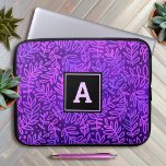 Housse Pour Ordinateur Portable Violet monogramme feuille motif bold typographie c<br><div class="desc">Un motif damassé feuillu mauve, rose et bleu sur un riche arrière - plan texturé violet profond orne cette manche d'ordinateur portable en néoprène monogramed moderne, tendance et girly. Customisez cette manche élégante avec votre monogramme initial. Fait une déclaration chic et élégante à chaque utilisation. Cette pochette pour ordinateur portable...</div>