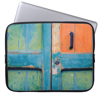 HOUSSE POUR ORDINATEUR PORTABLE VUE IMPRENABLE SUR LA PORTE EN BOIS VERT ET BLEUE