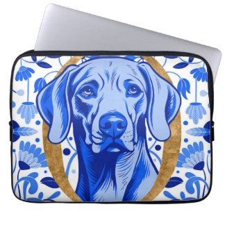 Housse Pour Ordinateur Portable Weimaraner regardant à travers la lettre «O» en or