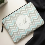 Housse Pour Ordinateur Portable Zigzag bleu et gris Chevron Monogramme<br><div class="desc">Un motif à rayures chevron avec une belle illustration vectorielle,  élégant et à la mode,  peut être personnalisé avec votre monogramme,  initiale,  nom ou tout texte de votre choix. Visitez notre magasin pour des couleurs plus tendance et des motifs motifs branchés.</div>