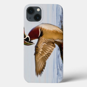 Hout Duck mantel flapping wings in wetland iPhone 13 Hoesje