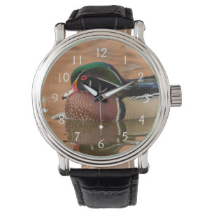 Hout eend zwemt in water horloge