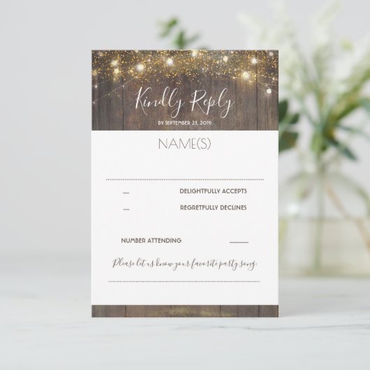 Hout en String Lights Rustieke Bruiloft RSVP (Staand voorkant)