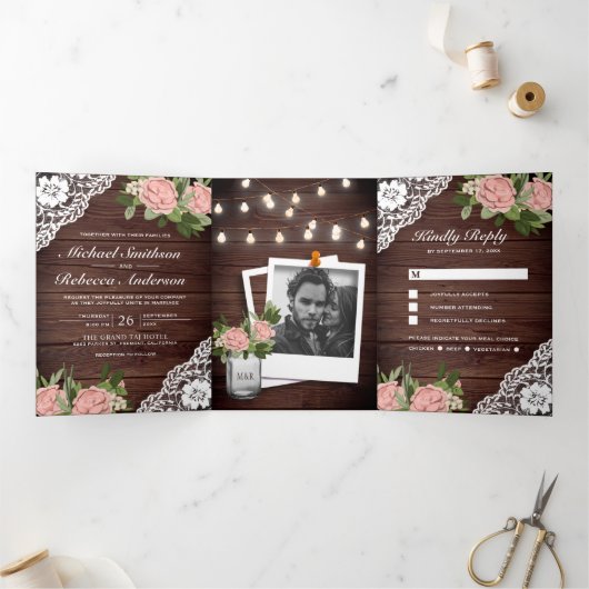 Hout Kant Stoffig Roze Rood String Lights Bruiloft Drieluik Uitnodiging (Binnen)