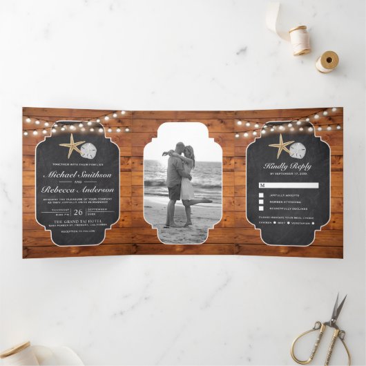 Hout Krijtbord Zeester Zand Dollar Strand Bruiloft Drieluik Uitnodiging (Binnen)