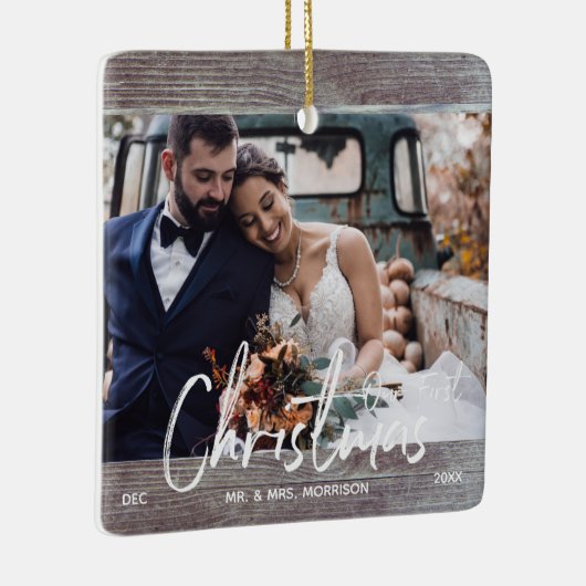 Hout Rustic Our First Kerstbruiloft Photo Keramisch Ornament (Rechts)