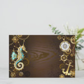 Houten achtergrond met mechanisch zeepaard briefpapier (Staand voorkant)