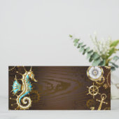 Houten achtergrond met mechanisch zeepaard feestdagenkaart (Staand voorkant)