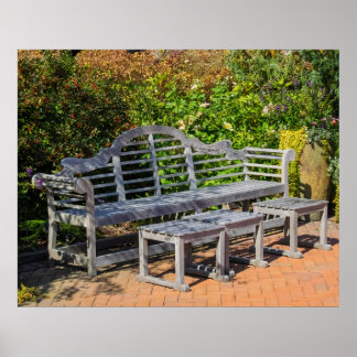 Houten Bank in Weelderige Tuin Poster