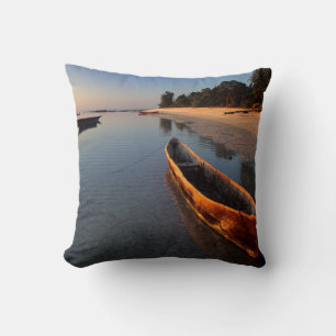 Houten boten op Tondooni Beach Kussen