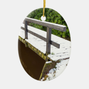 Houten brug bedekt met sneeuw in de winter keramisch ornament