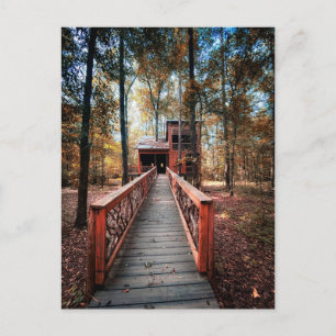 Houten Brug in Herfstbos met Gebouw Briefkaart