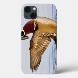 Houten eend mannetje dat met vleugels klappert in iPhone 13 hoesje