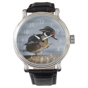 Houten eend op stam in wetland horloge