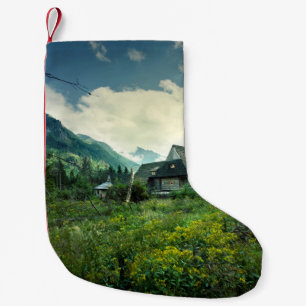 Houten huis, berg natuur landschap. kleine kerstsok