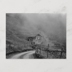 Houten hut in natuur/mist in berg briefkaart