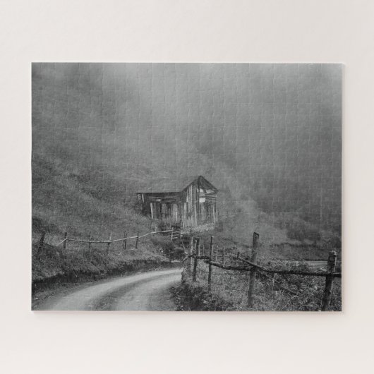 Houten hut in natuur/mist in berg legpuzzel (Horizontaal)