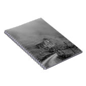 Houten hut in natuur/mist in berg notitieboek (Rechterzijde)