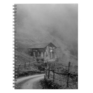 Houten hut in natuur/mist in berg notitieboek