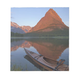 Houten kajak in Swiftcurrent Lake bij zonsopgang i Notitieblok