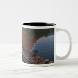 Houten kajak in Swiftcurrent Lake bij zonsopgang i Tweekleurige Koffiemok