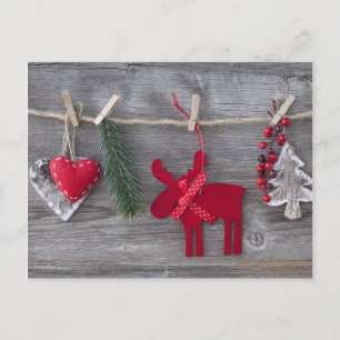 Houten kerstherten en decoratie op hout feestdagenkaart
