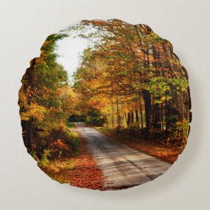 Houten pad met herfstloof rond kussen